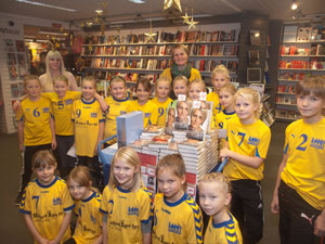 Rikke Nielsen ses her sammen med U10 piger