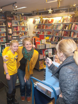 Rikke Nielsen ses her sammen med U10 piger